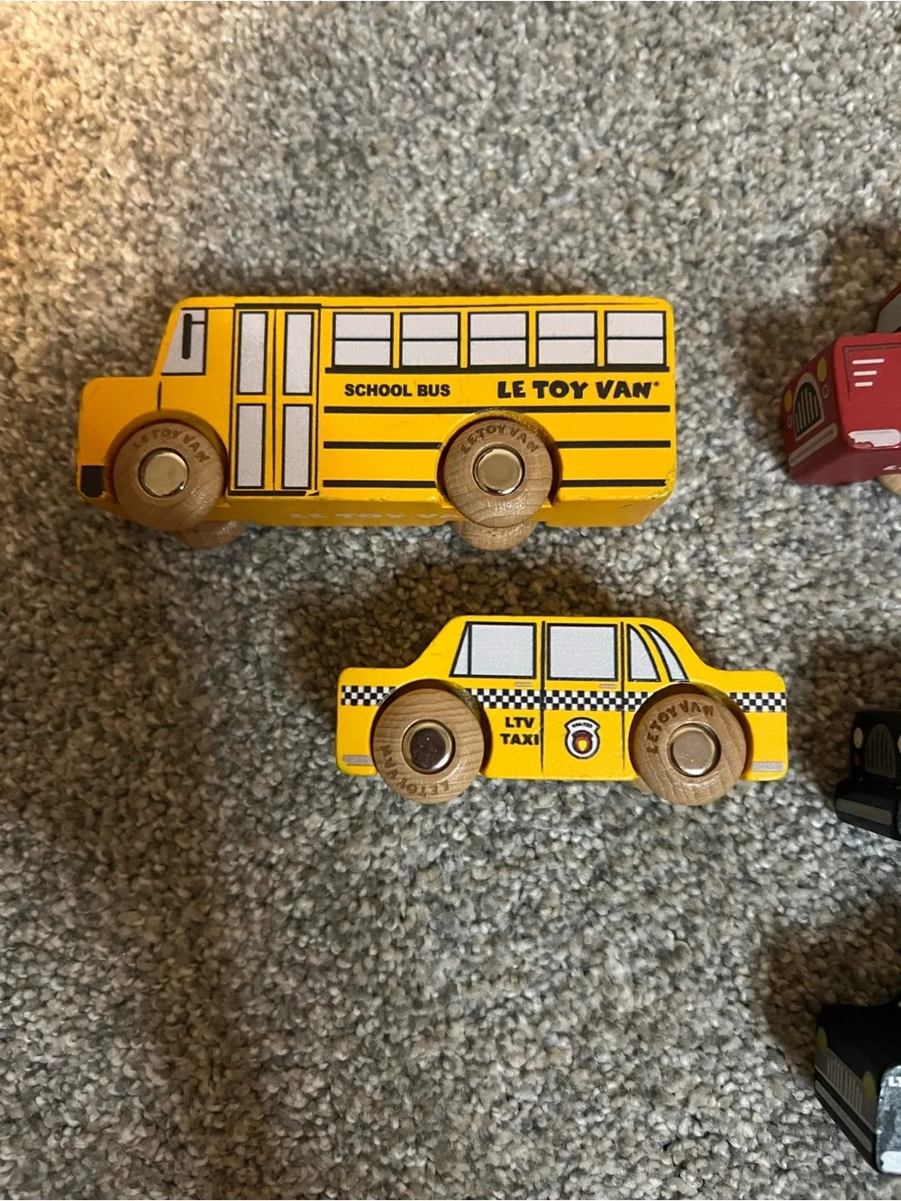 Le toy wooden vehicle